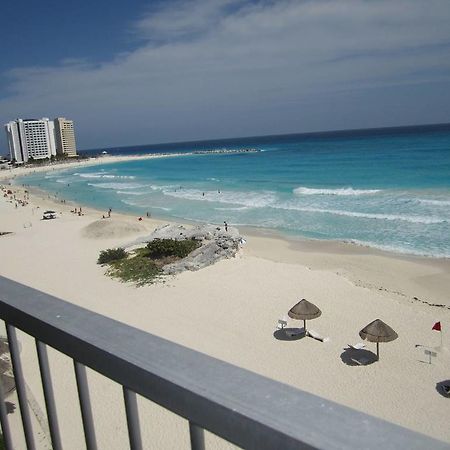 Beachfront Studio Carisa Y Palma Apartment Cancun Bagian luar foto