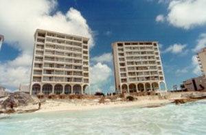 Beachfront Studio Carisa Y Palma Apartment Cancun Bagian luar foto